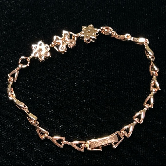 NWOT rose gold dainty bracelet 6" inches cubic zirconia flowers costume jewelry - Picture 2 of 5